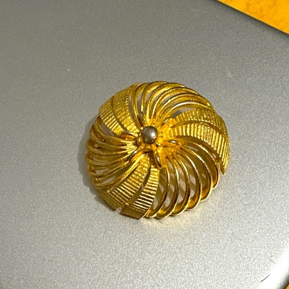 Vintage Signed LISNER Gold tone Textured Round Pin Brooch Excellent Condition - Picture 3 of 4